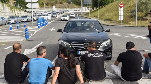 Varios taxistas impiden el paso de un VTC durante la jornada de protestas de agosto, en una foto de archivo. | EFE