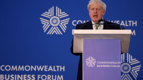 El primer ministro británico, Boris Johnson, pronuncia un discurso en un Foro Empresarial, durante la reunión de jefes de gobierno de la Commonwealth