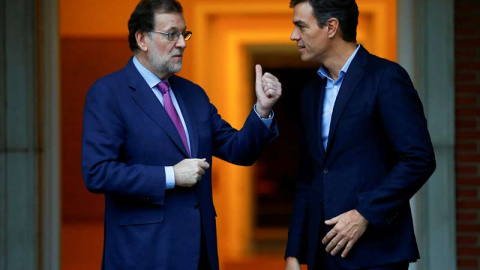 Mariano Rajoy y Pedro Sánchez en julio de 2017 durante un encuentro en La Moncloa. (JUAN MEDINA | EFE)