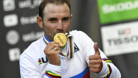 Alejandro Valverde besa la medalla de oro tras ganar el mundial de ciclismo. EFE/Christian Bruna