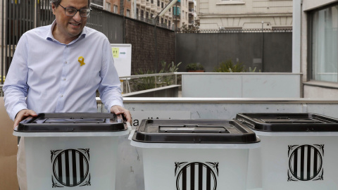 El presidente de la Generalitat, Quim Torra, sostiene una de las urnas del 1-O. EFE/Andreu Dalmau