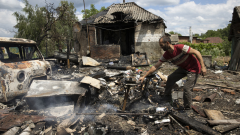 24/06/2022 Eugene intenta recuperar algunos objetos, luego de que su casa resultara incendiada tras el ataque de misiles rusos, ayer en Chuhuiv (Ucrania)