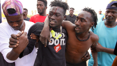 Varias personas migrantes se dirigen al Centro de Estancia Temporal de inmigrantes (CETI) de Melilla tras entrar este viernes en la ciudad sorteando el vallado fronterizo entre el Barrio Chino y Marruecos.