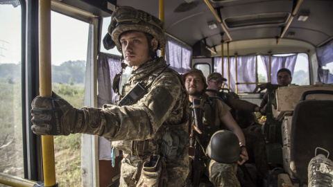 24/06/2022 - Imagen de militares ucranianos se dirigen en un autobús a sus posiciones cerca de la ciudad de Severodonetsk de la zona de Luhansk, Ucrania, 19 de junio de 2022. — Oleksandr Ratushniak / EFE