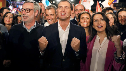 José Manuel Villegas, Albert Rivera i Inés Arrimadas, al míting final de campanya de Ciutadans. Avui el primer ja no és diputat i el segon ha dimitit dels seus càrrecs. EFE / ANDREU DALMAU