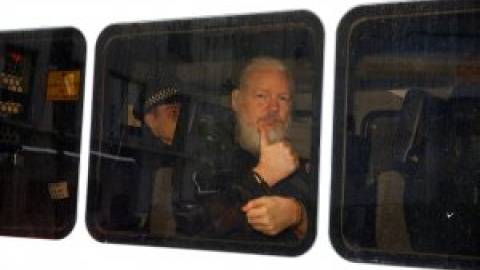 Libertad con cargos para cuatro hombres que extorsionaron a Assange con vender sus vídeos personales