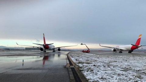 Aviones de las compañías que operan en el aeropuerto de Barajas pasan por bases de deshielo