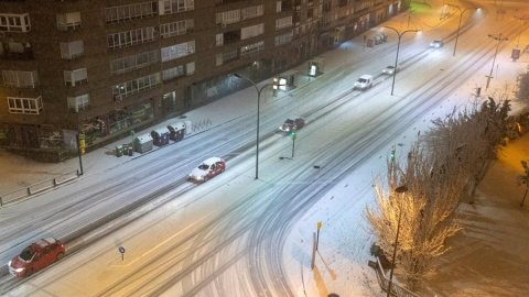 La borrasca Filomena deja Zaragoza cubierta de nieve. Desde las diez de la noche de este viernes no ha dejado de nevar en la capital.