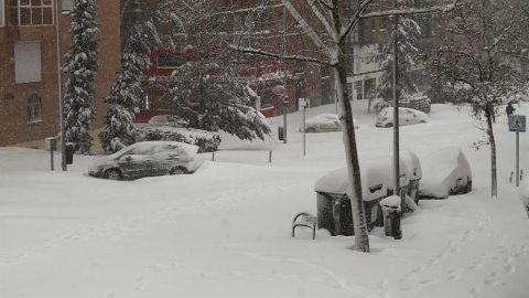 Vista de una calle cubierta de nieve en Madrid cubierta de nieve, este sábado.