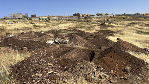 Imagen del cementerio de Sidi Salem, en las afueras de la localidad marroquí de Nador, fronteriza con Melilla, donde se preparan hoy domingo varias fosas en las que las autoridades planean enterrar a los emigrantes muertos durante el intento masivo de ac