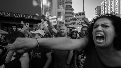 Varios manifestantes claman contra las muertes en la valla de Melilla del pasado viernes en una manifestación en Madrid.