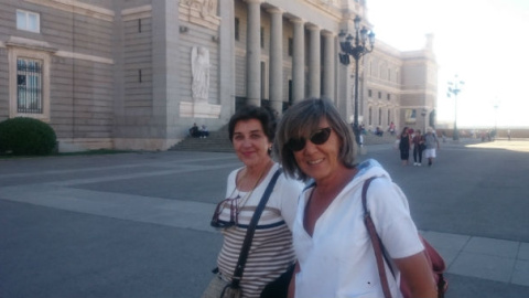 Reyes y una amiga, en la catedral de la Almudena. / H.M.