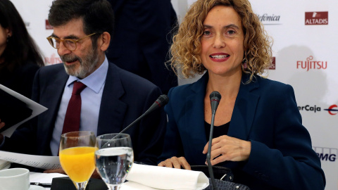 La ministra de Política Territorial, Meritxell Batet, junto al diputado socialista José Enrique Serrano durante un desayuno informativo. EFE/Ballesteros