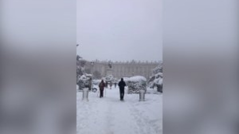 El Palacio Real se llena de visitantes para disfrutar de la nieve