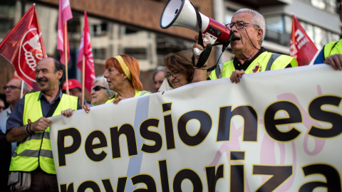 Imagen de la manifestación en Valencia convocada por las organizaciones de pensionistas y jubilados de UGT y CCOO por unas pensiones públicas dignas. EFE/Biel Aliño