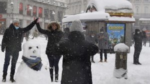 Una conga en la Puerta del Sol y una guerra de bolas en Callao: la responsabilidad individual durante la nevada divide a las redes