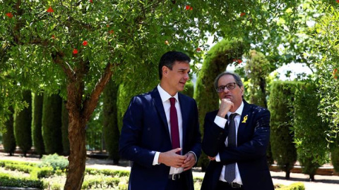 Pedro Sánchez y Quim Torra, durante un paseo por los jardines de La Moncloa. EFE/Fernando Calvo