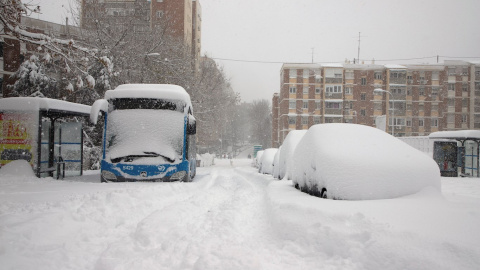 09/01/2021. Vehículos sepultados por la nieve en Madrid. - EFE