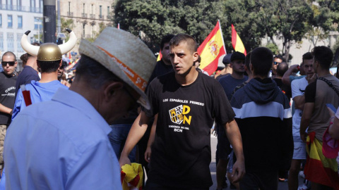 Imagen de algunos participantes en la manifestación convocada por Jusapol en Barcelona en el aniversario del 1-O que terminó en enfrentamientos violentos. Democracia Nacional es un partido ultraderechista. PORTUARISCNT