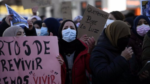 Vecinas de Cañada Real con pancartas reivindicativas durante una manifestación en la Puerta del Sol.