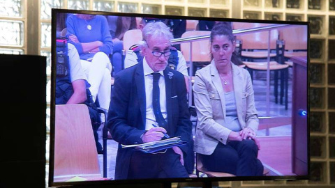 Los padres de Nadie en el banquillo, vistos a través de un monitor de la sala de prensa de la Audiencia de Lleida. (EFE)