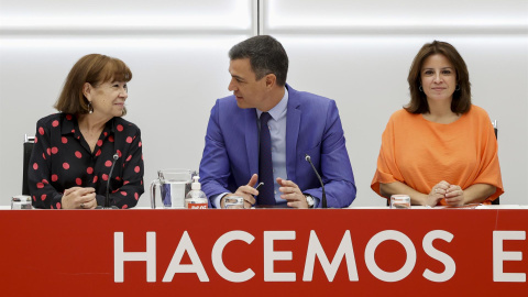 El secretario general del PSOE y presidente del Gobierno, Pedro Sánchez (c), conversa con la presidenta del partido, Cristina Narbona, en presencia de la vicesecretaria general del PSOE, Adriana Lastra (d), mientras preside la reunión de la Ejecutiva Fe