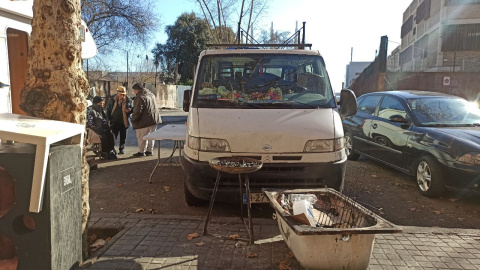 Restes de la foguera dins d'una banyera que els veïns del barri de Sant Roc, a Badalona, utilitzen per escalfar-se quan es talla la llum.