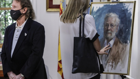 06/06/2022-Una mujer observa un cuadro de Luis García Berlanga del pintor Alex Alemany durante un acto de homenaje al cineasta en el Consejo de Cultura de Valencia, a 21 de septiembre de 2021, en Valencia, País Valencià