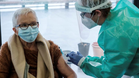 Lucita López Paz, de 85 años, recibe en la residencia Sa Serra, de Sant Antoni de Portymany (Ibiza), la segunda dosis de la vacuna contra la covid-19.