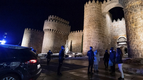 17/01/2021 - Agentes de la Policía Nacional durante el primer día con toque de queda a las 20:00 horas en Ávila.