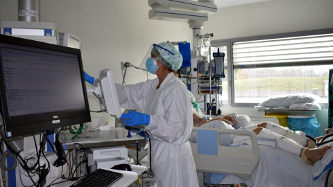 Un dels boxs de l'UCI de l'hospital Santa Caterina de Salt amb un pacient ingressat per coronavirus.