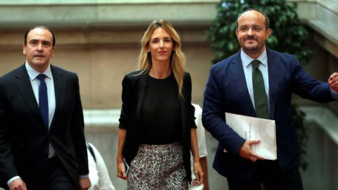 El número dos de los populares en Catalunya, Daniel Serrano, (i) junto al presidente del PP catalán Alejandro Fernández (d) y la exportavoz del PP en el Congreso, Cayetana Álvarez de Toledo