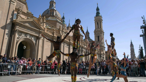 Artistas de Il Circo Italiano realizan uno de sus números durante la presentación en la Plaza del Pilar de Zaragoza del espectáculo que pondrá en escena durante estas Fiestas del Pilar. EFE/Javier Cebollada