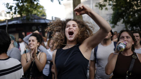 Simpatizantes de la coalición izquierdista NUPES celebran en París los resultados obtenidos en las elecciones legislativas de Francia.