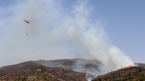 19/06/2022 - Un helicòpter dels Bombers es dirigeix a una columna de fum a la serra de Sant Mamet, a Artesa de Segre.