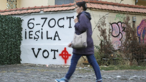 Una pintada con una escéltica neonazi llamando al voto en el referéndum sobre el matrimonio homosexual en Rumanía. | Reuters