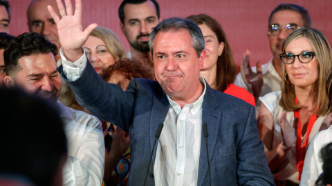 19/06/2022.- El candidato del PSOE a la presidencia de la Junta de Andalucía, Juan Espadas, durante su comparecencia esta noche en un hotel de Sevilla para valorar los resultados de las elecciones de hoy domingo 19 de junio. EFE/ Julio Muñoz