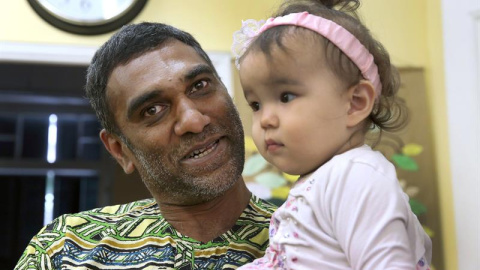 El secretario general de Amnistía Internacional, Kumi Naidoo, en un centro de mujeres de Atenas. / SIMELA PANTZARTZI (EFE)