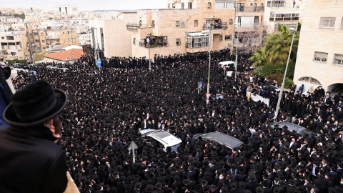 Imagen del funeral en Israel donde miles de personas violaron el confinamiento.