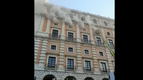 (20/6/22) La fachada del  Alcázar de Toledo durante el incendio.