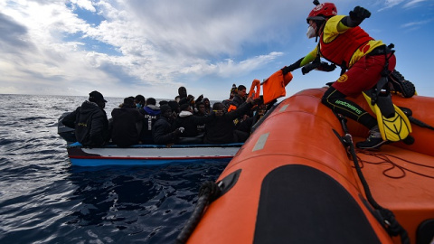 Miembros de la ONG Open Arms asisten a migrantes que salieron de las costas de Libia el viernes 4, en un bote de madera, a 5 de marzo de 2022, frente a la costa de Libia, en el Mar Mediterráneo.