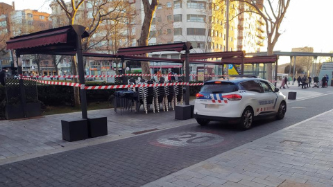 Pocos minutos después de las 18.00 horas, la Policía Local de Palencia vigila el cumplimiento del cierre de las terrazas de hostelería hoy domingo.