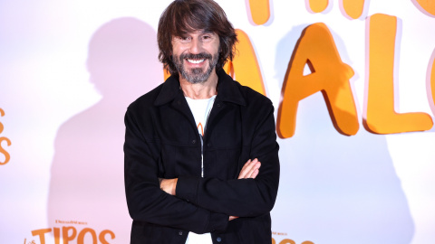 El actor Santi Millán posa durante el photocall de la presentación de la película 'Los tipos malos' en el Hotel Urso, a 15 de marzo de 2022, en Madrid (España).