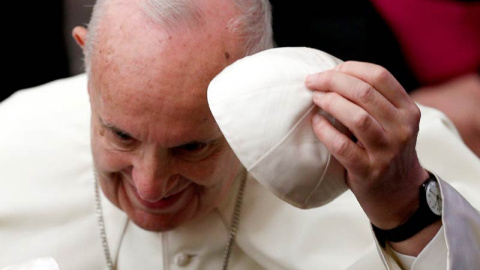 El Papa Francisco se ajusta su bonete durante una recepción en el Vaticano. (ALESSANDRO BIANCHI | REUTERS)