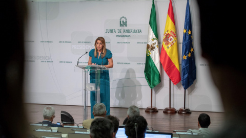 La presidenta de la Junta de Andalucía, Susana Díaz, durante su comparecencia en el Palacio de San Telmo en Sevilla, tras firmar el decreto de disolución del Parlamento autonómico y de la convocatoria de elecciones andaluzas anticipadas para el próxi