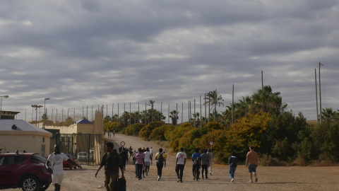 Varias decenas de inmigrantes se dirigen al Centro de Estancia Temporal de inmigrantes (CETI) tras entrar este viernes en Melilla