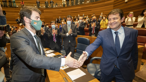 12/04/2022. El portavoz de Vox en las Cortes, Juan García-Gallardo, felicita al candidato del PP a la Presidencia de la Junta de Castilla y León, Alfonso Fernández Mañueco, tras su debate de investidura, a 11 de abril de 2022.