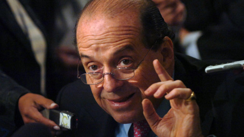 Fotografía de archivo fechada el 7 de diciembre de 2007 que muestra al exministro colombiano Alvaro Leyva durante una rueda de prensa en Bogotá (Colombia).