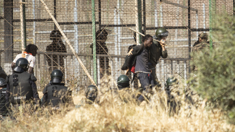 Policías  marroquíes golpean y detienen a migrantes en el lado español de la valla de Melilla