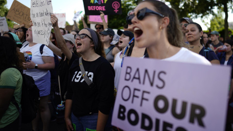 Activistas por el derecho al aborto protestan frente a la Corte Suprema en Washington, DC, EE. UU., 25 de junio de 2022.